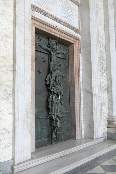 Roma. Porta Santa dell'Arcibasilica Papale di San Giovanni in Laterano — Foto Stock