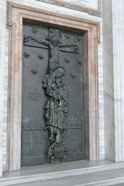 Roma. Papa'nın Archbasilica Lateran'daki St John kutsal kapı