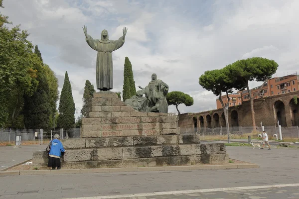 Vista frontal Estátua de São Francisco de Assis em Roma — Fotografia de Stock