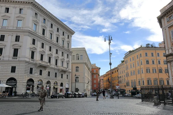 Rome, Olaszország. Este a Piazza del Esquilino biztonsági. — Stock Fotó