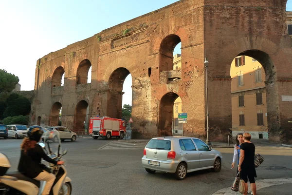 Roma, Itália. Vista da antiga muralha no início da manhã — Fotografia de Stock