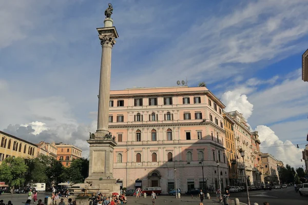 Obelisk on Piazza dell' Esquilino in the summer evening in Rome, — Stock Photo, Image