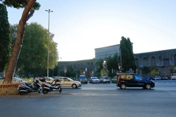 Vozidla na Piazza Di Porta Maggiore ráno — Stock fotografie