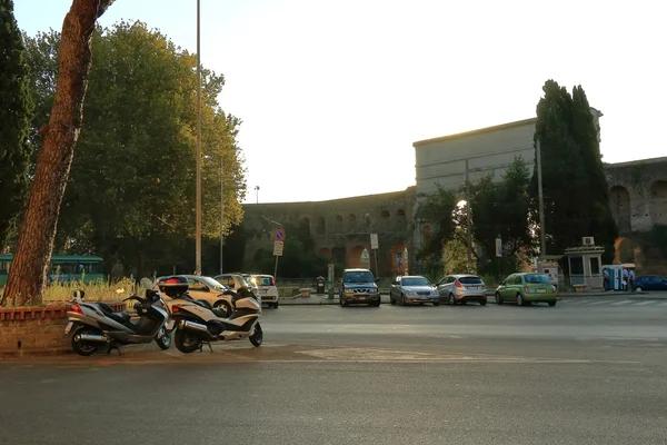 Fahrzeuge am Morgen auf der Piazza di porta maggiore — Stockfoto