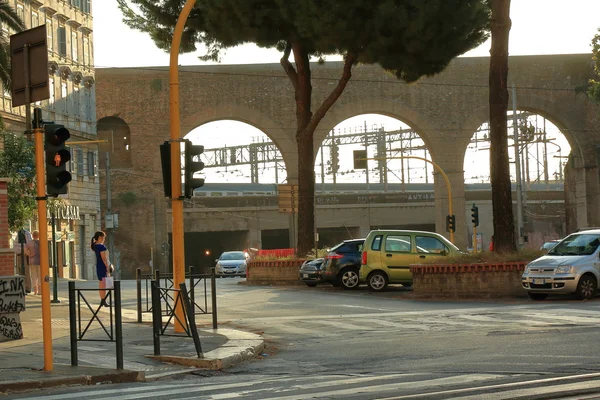 Una chica sola en la Piazza Di Porta Maggiore. Roma, Italia — Foto de Stock