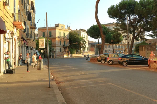 Ludzie i pojazdy na Piazza di Porta Maggiore w Rzymie, ita — Zdjęcie stockowe