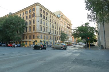 Roma, İtalya. Sokakların kesiştiği trafik