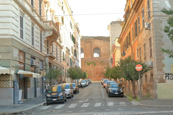 Antigua muralla de ladrillos rojos en Roma, Italia — Foto de Stock