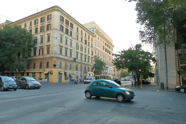 Rom, italien. Verkehr an der Kreuzung der Straßen — Stockfoto