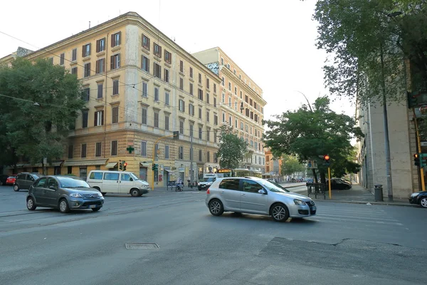 Rome, Olaszország. Forgalmi utca kereszteződésénél — Stock Fotó