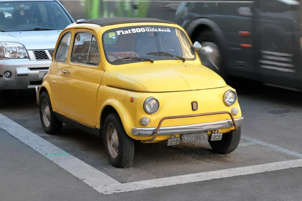 Régi sárga Fiat 500 parkolt az utcán, Róma, Olaszország. — Stock Fotó