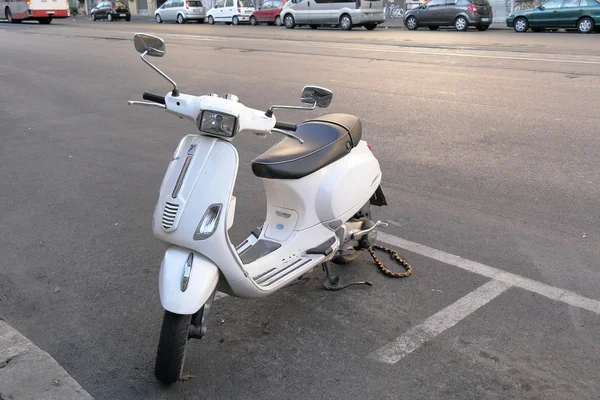 White scooter parked on a street in Rome — Stock Photo, Image