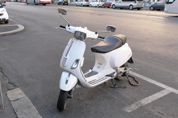 White scooter parked on a street in Rome — Stock Photo, Image