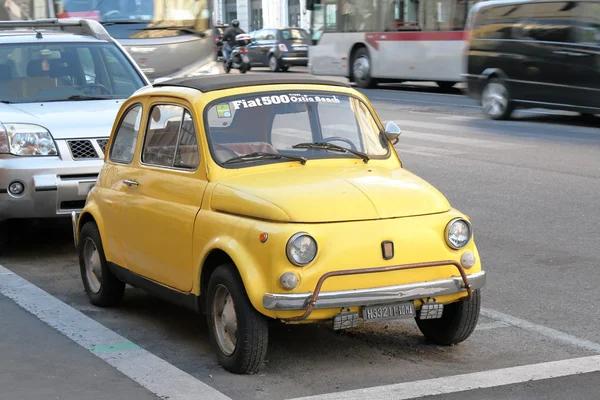 Fiat 500 estacionado en la calle en Roma — Foto de Stock