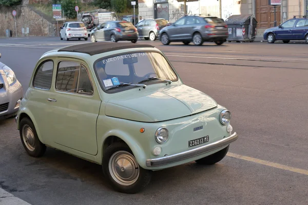 Alter blassgrüner Fiat 500 auf der straße in rom, italien. — Stockfoto