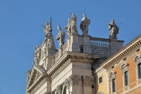 Detalj av påvliga Archbasilica av Sankt Giovanni i Laterano i Rom — Stockfoto