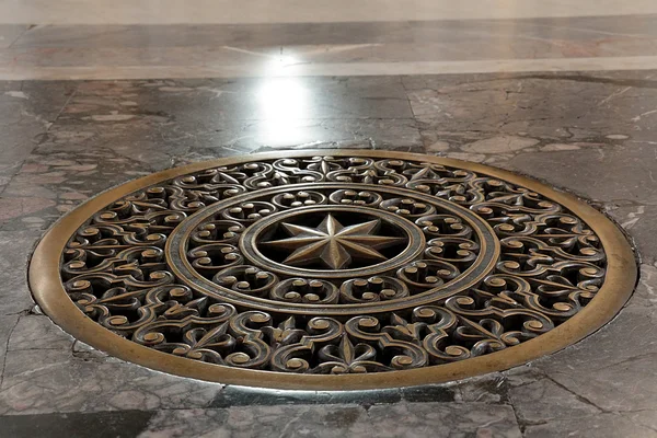 Ancient bronze lattice on the vent hole in the floor — Stock Photo, Image
