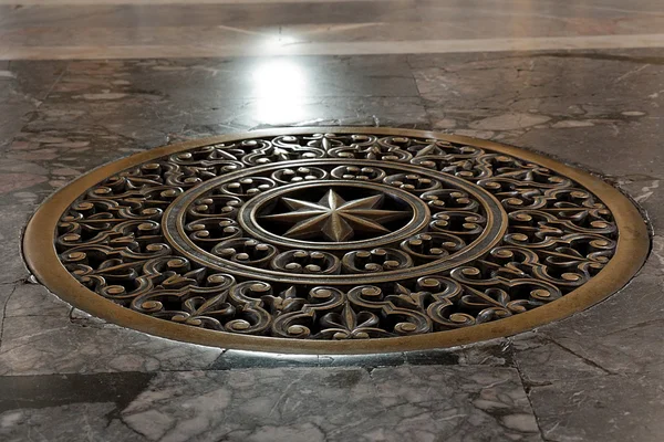 床に通気穴の古代青銅色格子 — ストック写真