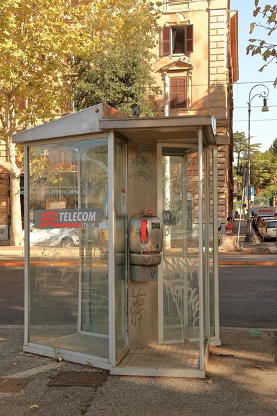 Cabine telefônica com telefone público TELECOM ITÁLIA em Roma, Itália — Fotografia de Stock