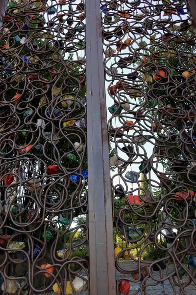 Ijzeren poort in de buurt van de basiliek van het Heilig Kruis — Stockfoto