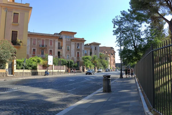 Traffic of vehicles and pedestrians by street in Rome — Stock Photo, Image