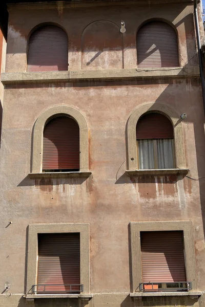 古い windows で建物外装の赤い壁 — ストック写真
