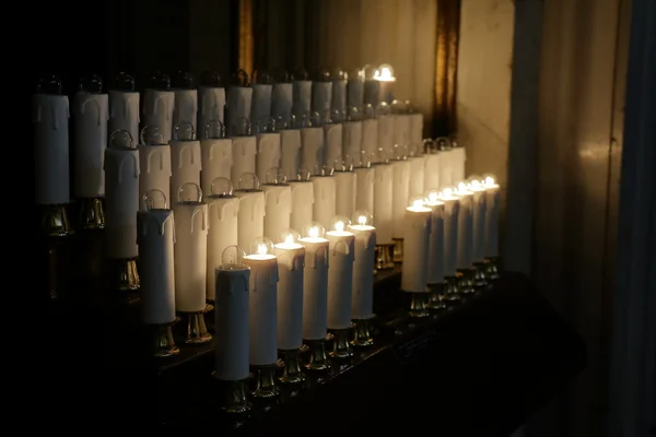 Basilica akkor lambalar ile elektrik mumlar — Stok fotoğraf