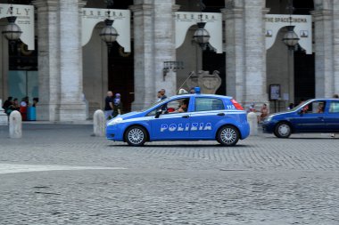 Roma, İtalya sokakta yarış bir polis arabası