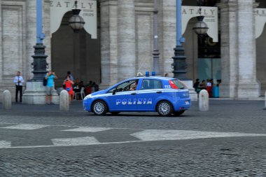 Roma, İtalya sokakta yarış bir polis arabası