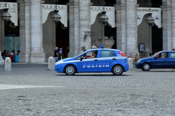 En politibil kører ned ad gaden i Rom, Italien - Stock-foto