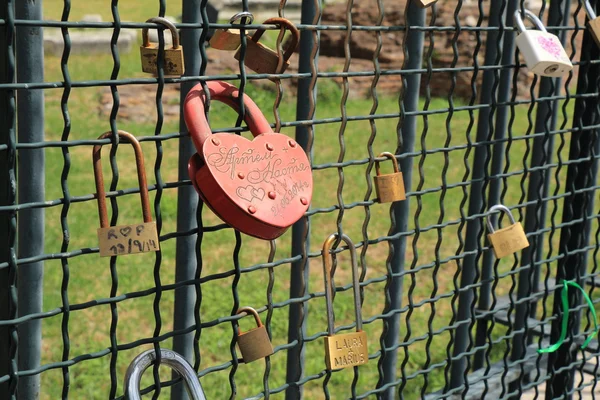 Schlösser hängen am Zaun — Stockfoto