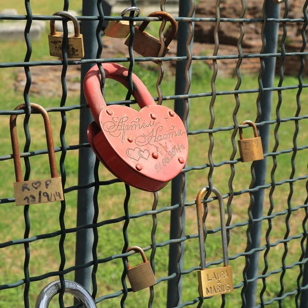 Schlösser hängen am Zaun — Stockfoto