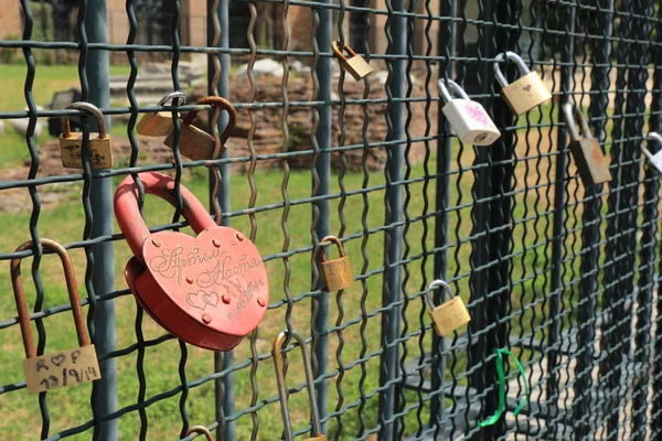 Κλειδώματα κρέμεται στο φράκτη — Φωτογραφία Αρχείου