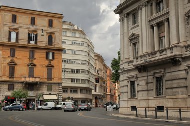 Roma, İtalya, kırmızı ışık üzerinde araç durdu