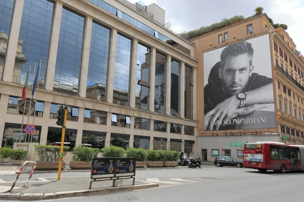 Edifício com cartaz de Emporio Armani em Roma, Itália — Fotografia de Stock