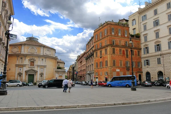 Ludzie i samochody w pobliżu kościoła San Bernardo alle Terme — Zdjęcie stockowe