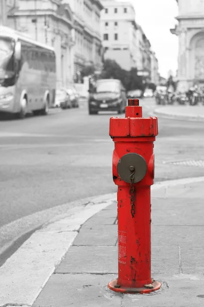 Tek renkli arka plan üzerinde kırmızı yangın musluğu. — Stok fotoğraf