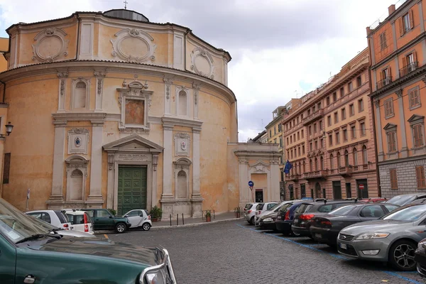 Samochody zaparkowane w pobliżu kościoła w Rzymie, Włochy — Zdjęcie stockowe