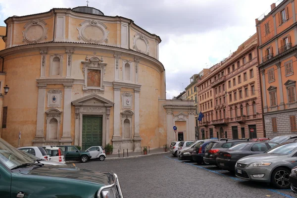 Geparkeerde auto's in de buurt van de kerk in Rome, Italië — Stockfoto