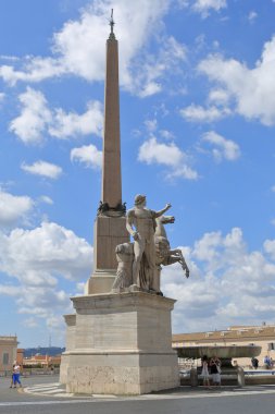 Piazza del Quirinale Dikilitaş yakın kişi