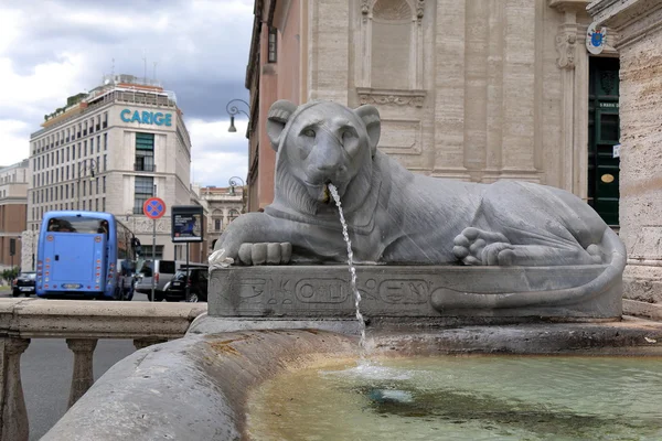 Řím, Itálie. Socha lva, plival vodu v Moses Fountain. — Stock fotografie