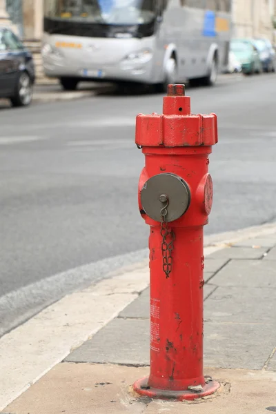 O hidrante de fogo nas ruas de Roma — Fotografia de Stock