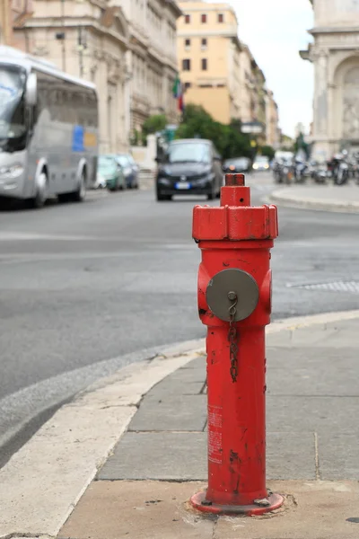 O hidrante de fogo na rua . — Fotografia de Stock