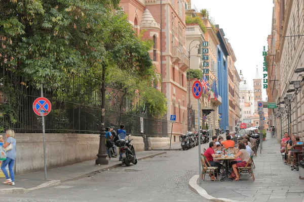 İnsanlar açık bir kafede Roma, İtalya