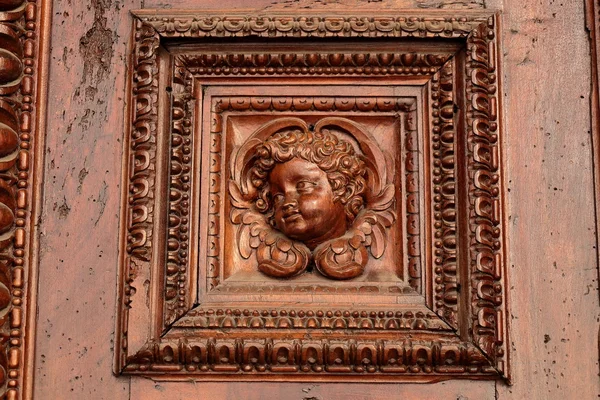 Szczegółowo o starych drzwi wejściowe w kościele włoskim — Zdjęcie stockowe