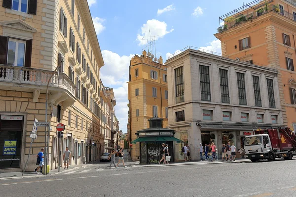 Persone e veicoli per strada Via Nationale a Roma — Foto Stock