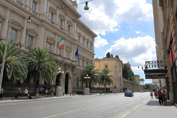 Pueblos y coches en la calle Via Nationale en Roma —  Fotos de Stock