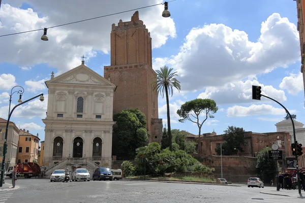 Vista sulla Torre delle Milizie in giornata di sole a Roma — Foto Stock