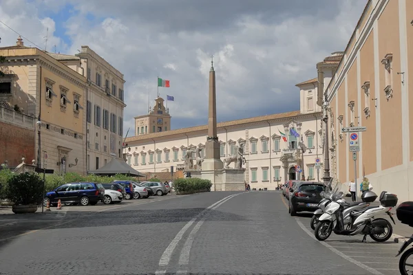 Obelisk und geparkte Fahrzeuge auf der Piazza del Quirinale in Rom — Stockfoto