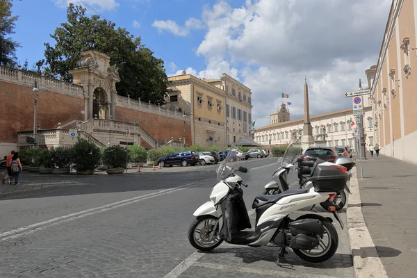 Obelisk a zaparkovaných koloběžky v Piazza del Quirinale v Římě — Stock fotografie